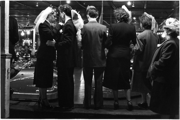 robert doisneau diaporama,504-Les-auto-tamponneuses,1953